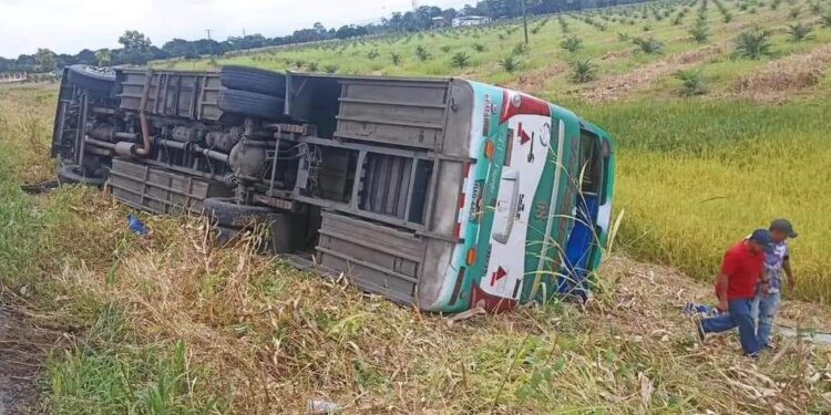 Bus de transporte público se volco en la vía San Juan – Pueblo Viejo