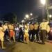 A herido de bala lo llevaron en el balde de un patrullero a un hospital