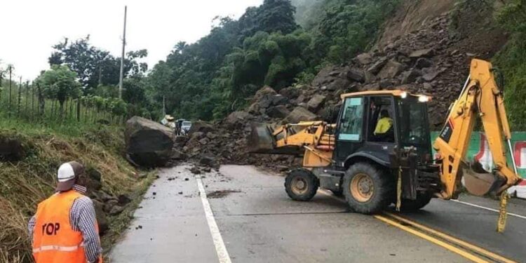 Carretera cerrada tras un derrumbe en Manabí