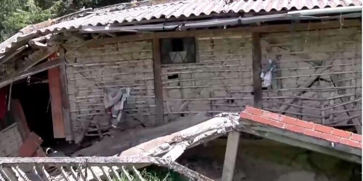 Viviendas colapsadas en Cuchucún moradores temen deslizamiento
