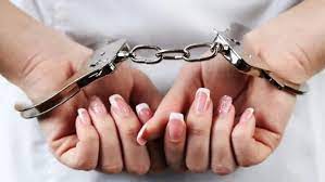 Mujer es procesada por prenderle fuego a su esposo