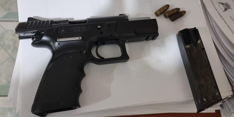 Se decomisó una pistola en un operativo militar