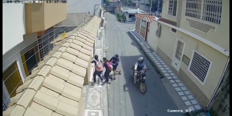 Delincuente agredió a dos estudiantes para robarles