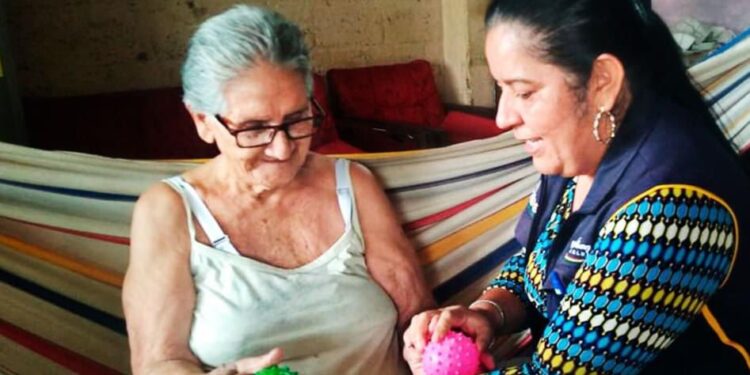Funcionarios continúan atendiendo en el Proyecto Adulto Mayor