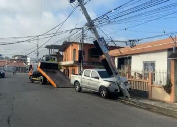 Poste a punto de colapsar al ser impactado por una camioneta