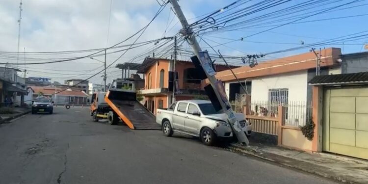 Poste a punto de colapsar al ser impactado por una camioneta