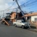 Poste a punto de colapsar al ser impactado por una camioneta
