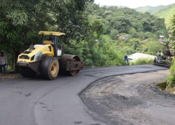 Prefectura asfaltó vías que conectan a zonas productivas del cantón Atahualpa