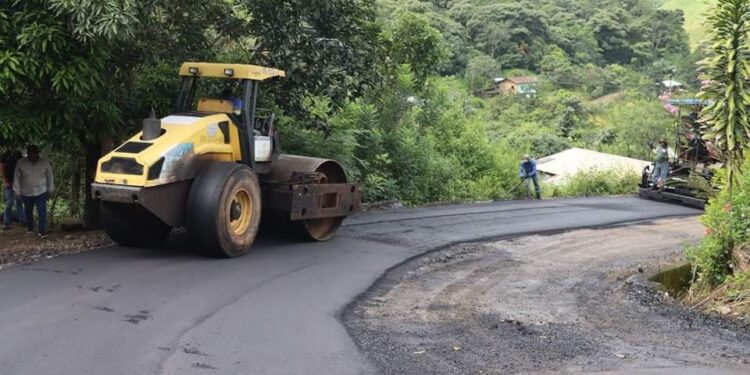 Prefectura asfaltó vías que conectan a zonas productivas del cantón Atahualpa
