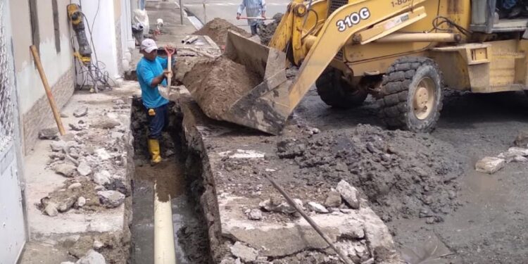 Aguas instala red de alcantarillado en las calles 9na Norte entre Tarqui y Colón