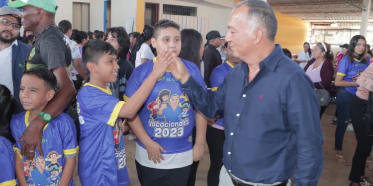 Prefectura entregó uniformes a participantes de cursos vacacionales