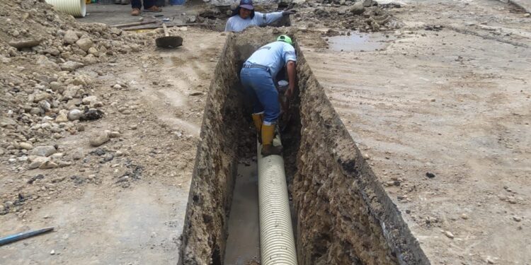 Aguas realizó cambio de tirante de alcantarillado en la Cdla. La Cuatro Mil