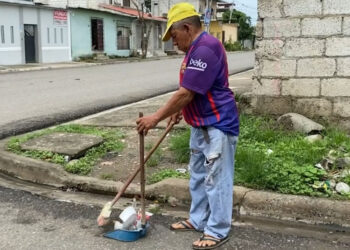 Con escoba en mano los moradores de la Cdla. Machala Libre se unieron a la campaña “Adopta tu sumidero”