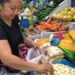 Comerciantes de los mercados de Machala esperan conproductos para la tradicional fanesca.