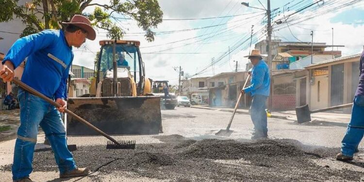 Rebacheo de calles en Machala