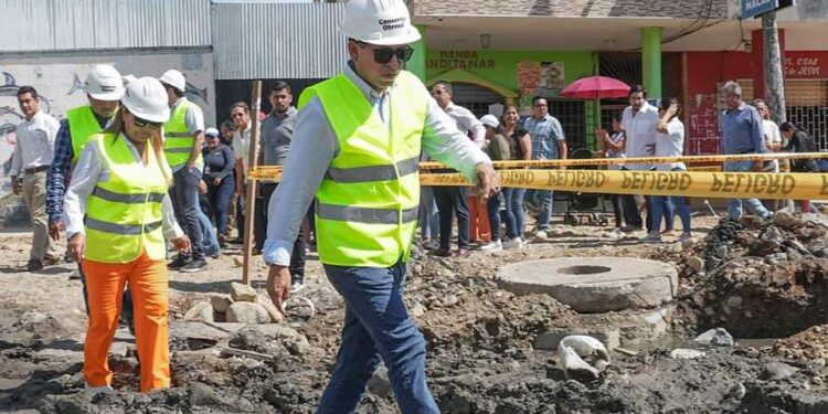 Autoridades del cabildo de Machala recorren obra en construcción del Malecón de Puerto Bolívar.