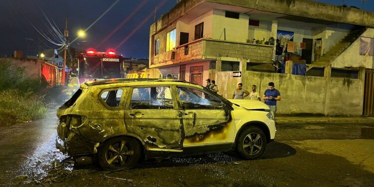 A carro le dispararon dos veces y lo incendiaron
