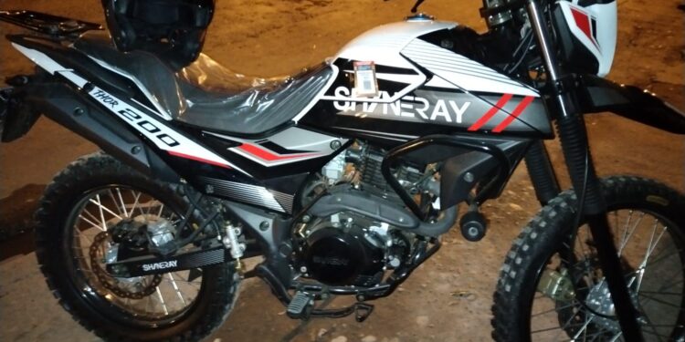 Mientras contestaba el teléfono le asaltaron y se le llevaron la motocicleta