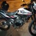 Mientras contestaba el teléfono le asaltaron y se le llevaron la motocicleta