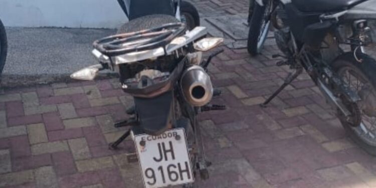 Luego de cometer un robo abandonaron una moto