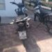 Luego de cometer un robo abandonaron una moto