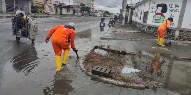Aseo Machala realiza limpieza de aceras, cunetas y alcantarillado