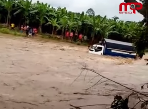Creciente atrapó a dos vehículos que evadian a los militares