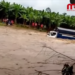 Creciente atrapó a dos vehículos que evadian a los militares
