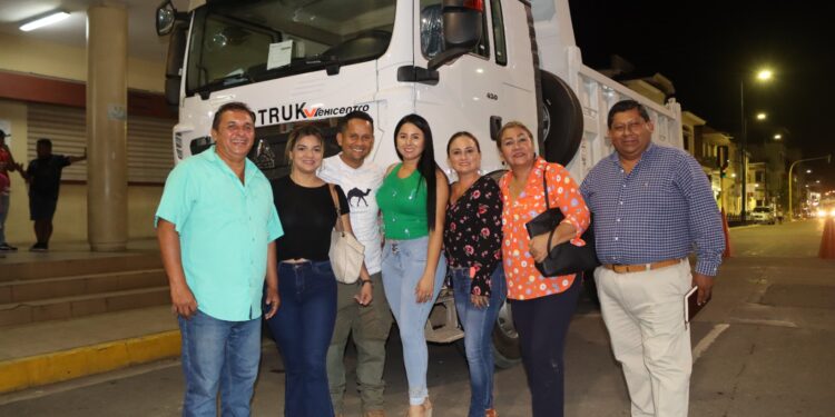 Alcalde Larry Vite entrega tercera volqueta para reforzar equipo caminero de Santa Rosa