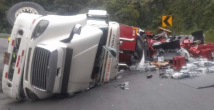 Accidente de tránsito cerró dos carriles de vía Aloag – Santo Domingo
