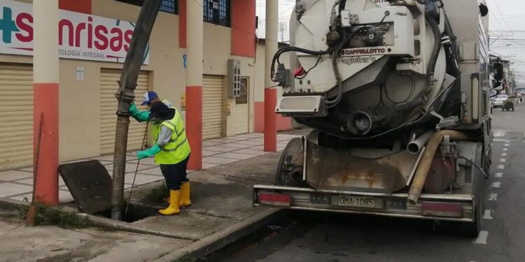 Aguas realiza limpieza y mantenimiento de redes de alcantarillado sanitario