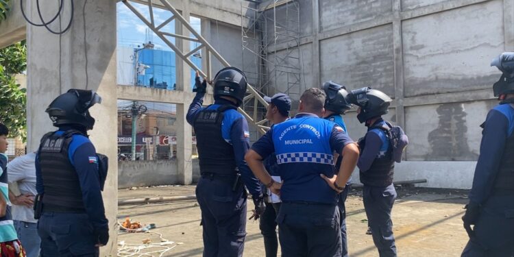Obrero cayó cuando soldaba la estructura metálica de un techo