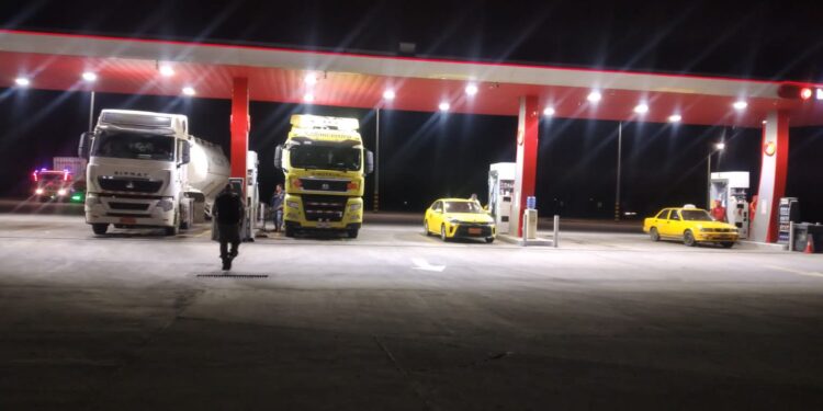Cuatro sujetos armados asaltaron en una gasolinera