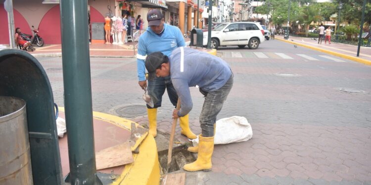 EPAAGUA ejecuta limpieza preventiva de sumideros para evitar inundaciones
