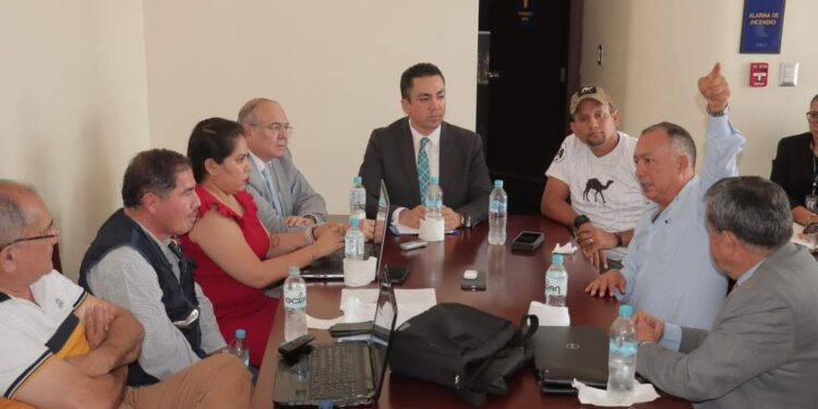 Prefecto de El Oro junto a Autoridades evalúan la internacionalización del aeropuerto de Santa Rosa.