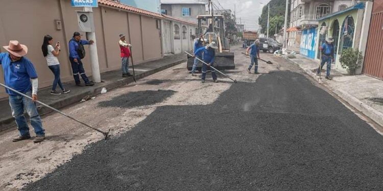 Rebacheo de calles en Machala