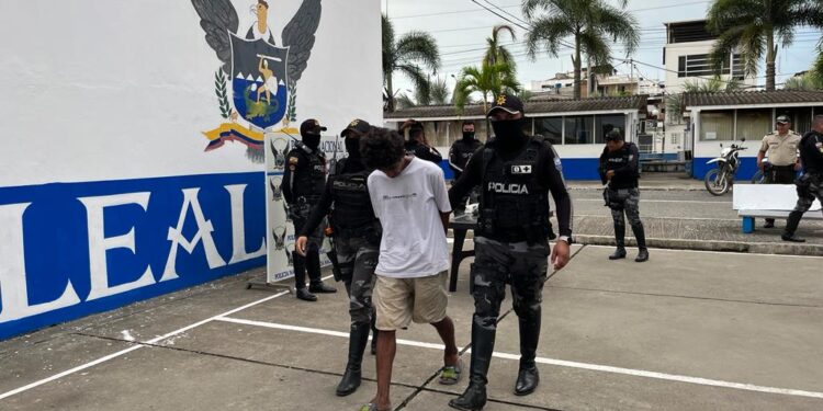 Sospechoso de estar en posesión de sustancias ilícitas fue detenido