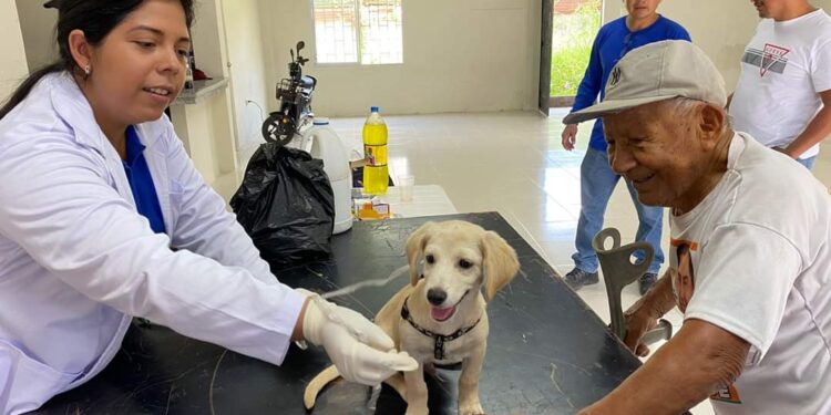 Brigada de Protección y Bienestar Animal visito la Cdla. Rayito de Luz