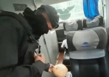 Pasajero llevaba un kilo de droga
