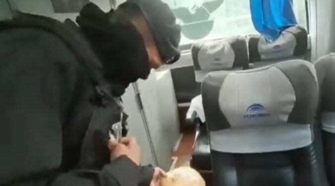 Pasajero llevaba un kilo de droga