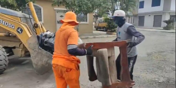 Aseo Machala realiza mingas de limpieza en barrios del Sur