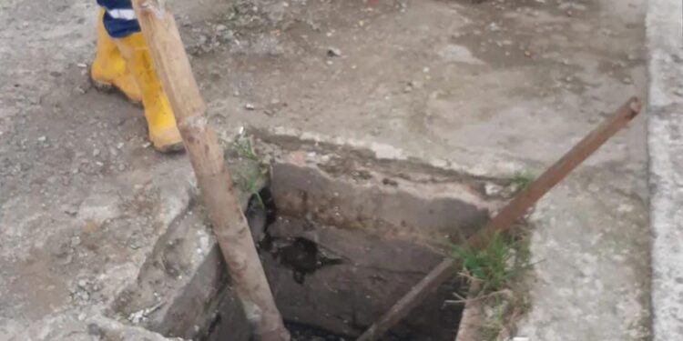 Aguas continúa con la reposición de tapas de cajas domiciliarias