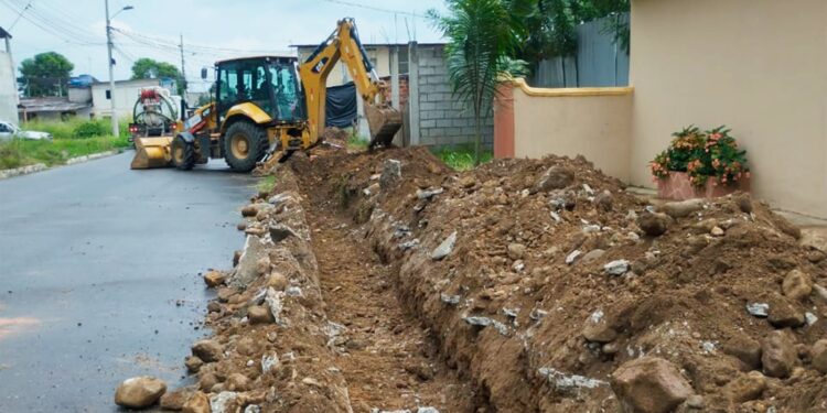 Reparaciones de fuga en medidores de agua potable en El Guabo