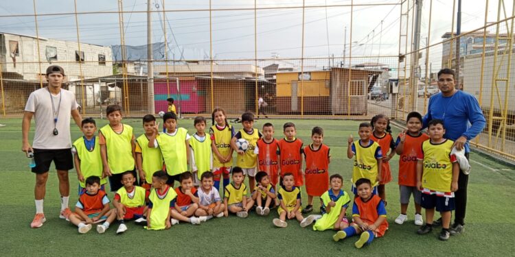 Escuela Permanente de fútbol para niños y jóvenes de El Guabo continúa sus clases