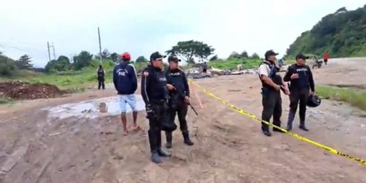 Encuentran restos humanos en sacos de yute