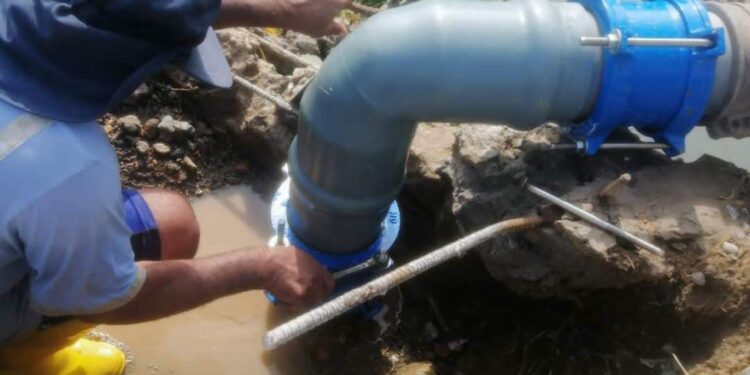 Aguas realizó reparación de fuga de agua en la Cdla. Los Vergeles