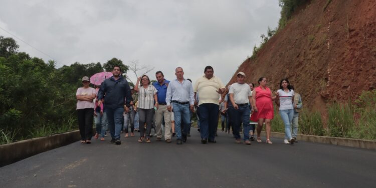 Prefectura a punto de concluir asfaltado de la vía a La Pereira