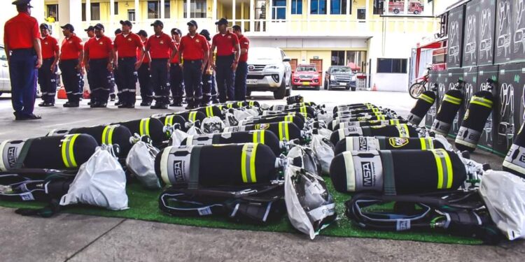 Se entregaron 30 equipos de respiración autónoma a bomberos de Machala.