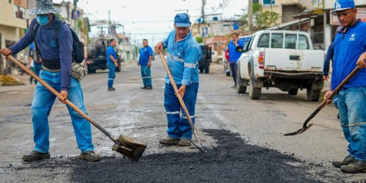 Rebacheo de calles en Machala