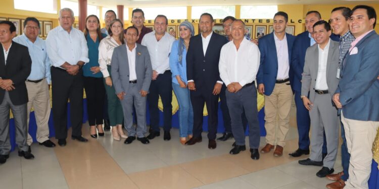 Presidente provincial de AME El Oro Larry Vite preside mesa de trabajo con alcaldes y gerente del BDE